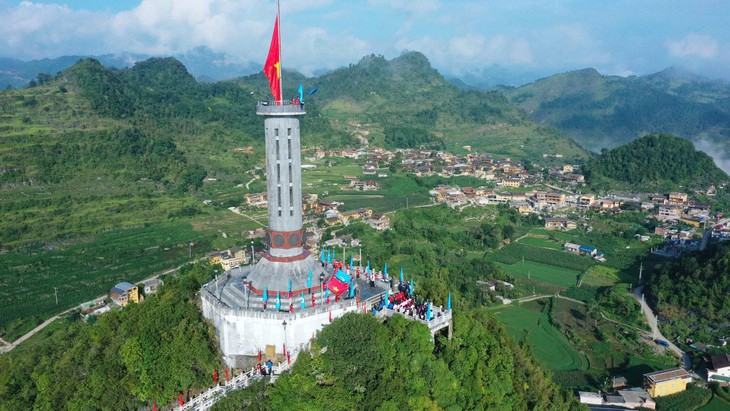 Hành trình 'Tôi yêu Tổ quốc tôi' đến Cột cờ Lũng Cú - Ảnh 1.