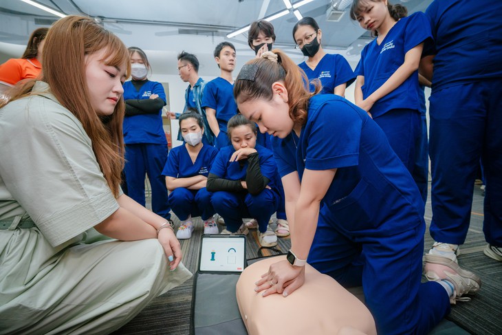 Long Châu hợp lực Bệnh viện Bạch Mai chuẩn hóa kỹ năng sơ cấp cứu cho dược sĩ, sẵn sàng ứng phó tình huống khẩn cấp- Ảnh 3.