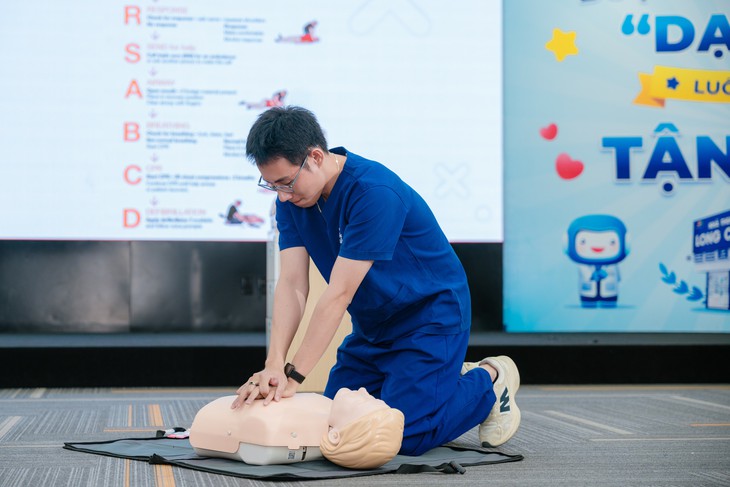 Long Châu hợp lực Bệnh viện Bạch Mai chuẩn hóa kỹ năng sơ cấp cứu cho dược sĩ, sẵn sàng ứng phó tình huống khẩn cấp- Ảnh 4.