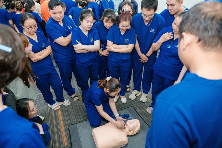 Long Châu hợp lực Bệnh viện Bạch Mai chuẩn hóa kỹ năng sơ cấp cứu cho dược sĩ, sẵn sàng ứng phó tình huống khẩn cấp- Ảnh 6.
