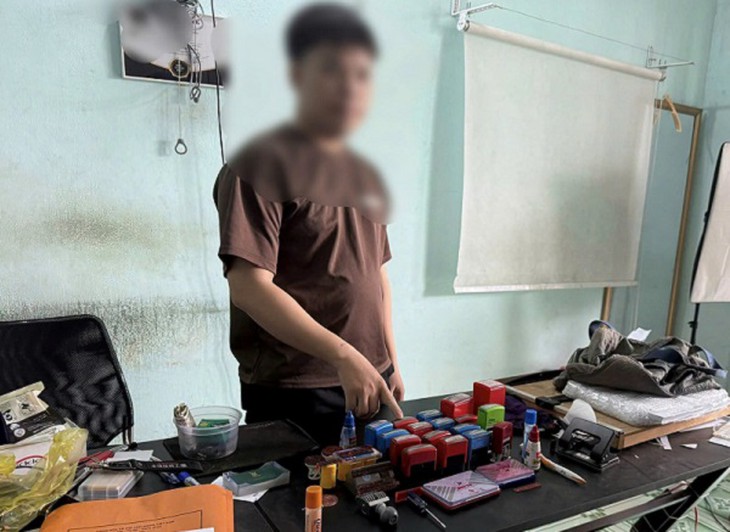 Điều tra vụ chủ cửa hàng photocopy làm giả con dấu để bán hồ sơ xin việc- Ảnh 1.