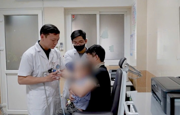 Bé trai 6 tuổi bị viên bi sắt xuyên vào xoang bướm khi chơi súng cao su - Ảnh 3.