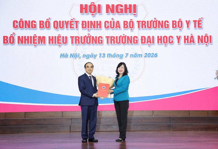 Bộ trưởng Bộ Y tế Đào Hồng Lan trao quyết định bổ nhiệm Hiệu trưởng Trường Đại học Y Hà Nội - Ảnh 1.