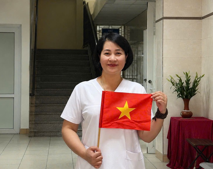 Nữ điều dưỡng trưởng cứu sống nam thanh niên ngừng tuần hoàn khi đang cùng gia đình uống cà phê - Ảnh 1.
