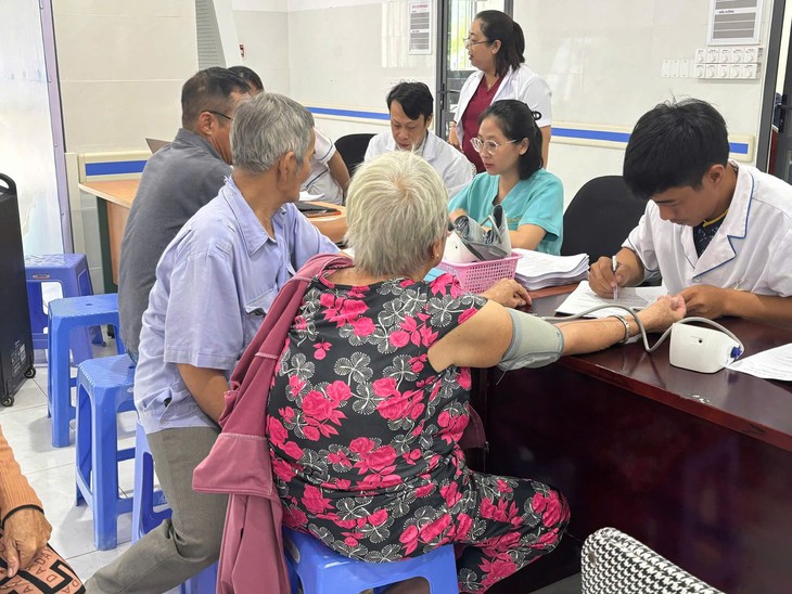 Số lượt khám sức khỏe định kỳ tại TPHCM tăng trong tuần thứ 7 triển khai- Ảnh 2.