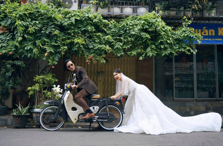 Ảnh cưới tuyệt đẹp kỉ niệm 20 năm hôn nhân của Việt Hương và chồng - Ảnh 1.