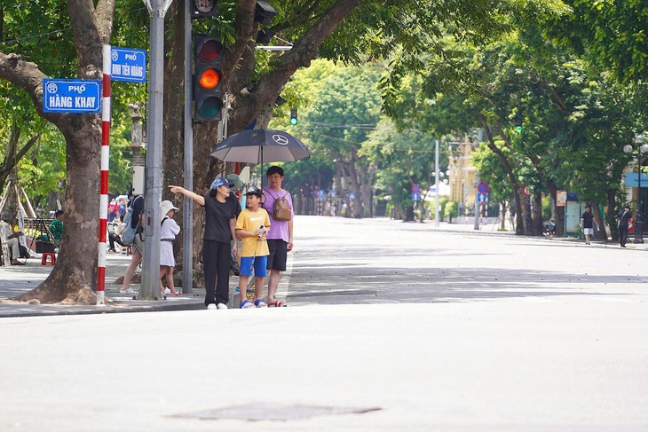 Hà Nội chuyển nắng nóng trên 36 độ - Ảnh 1.