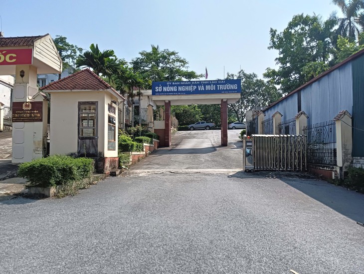 Cán bộ Sở Nông nghiệp và Môi trường Lào Cai được phát hiện tử vong trong tư thế treo cổ tại nhà xe cơ quan- Ảnh 1.