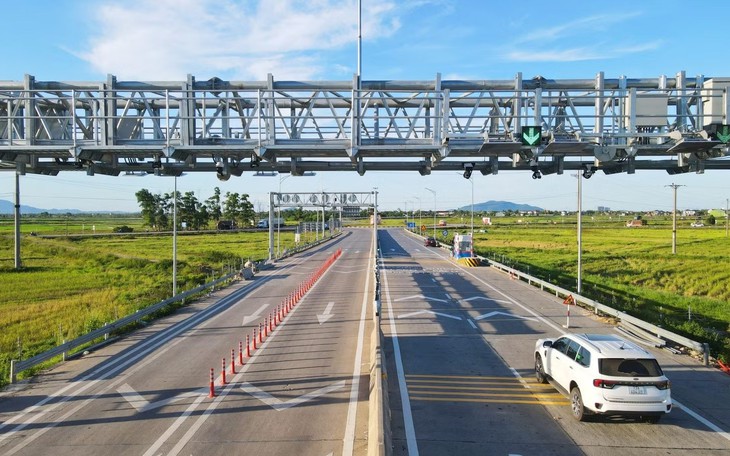 Đi cao tốc nhưng làm điều này, tài xế xe tải và xe khách bị phạt đến 6 triệu đồng- Ảnh 1.