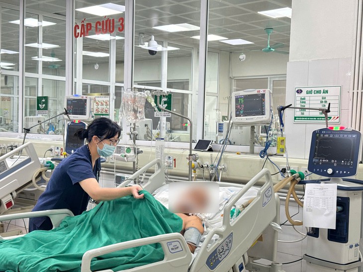 Ăn tiết canh lợn, người đàn ông 45 tuổi bị viêm màng não cấp - Ảnh 2.