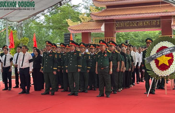 Xúc động lễ truy điệu, an táng 5 liệt sĩ trở về từ hang Đá Sập sau 57 năm - Ảnh 1.
