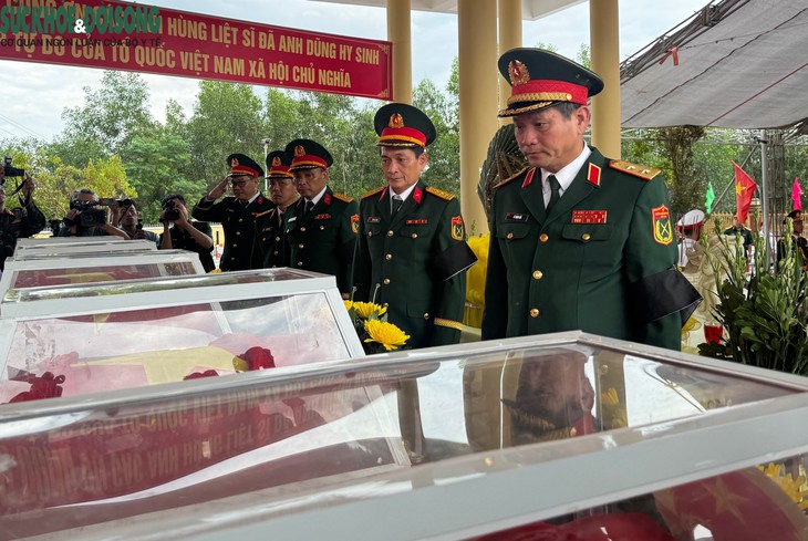 Xúc động lễ truy điệu, an táng 5 liệt sĩ trở về từ hang Đá Sập sau 57 năm - Ảnh 2.