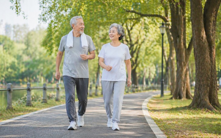 Ngồi lâu, ít vận động, bệnh suy giãn tĩnh mạch ngày càng phổ biến - Ảnh 2.