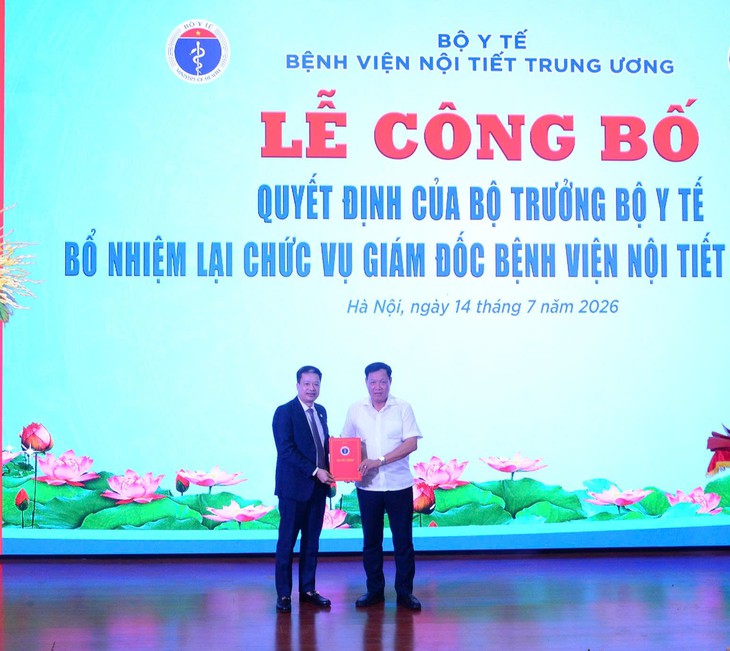 Thứ trưởng Bộ Y tế Đỗ Xuân Tuyên trao quyết định bổ nhiệm lại Giám đốc Bệnh viện Nội tiết Trung ương- Ảnh 1.