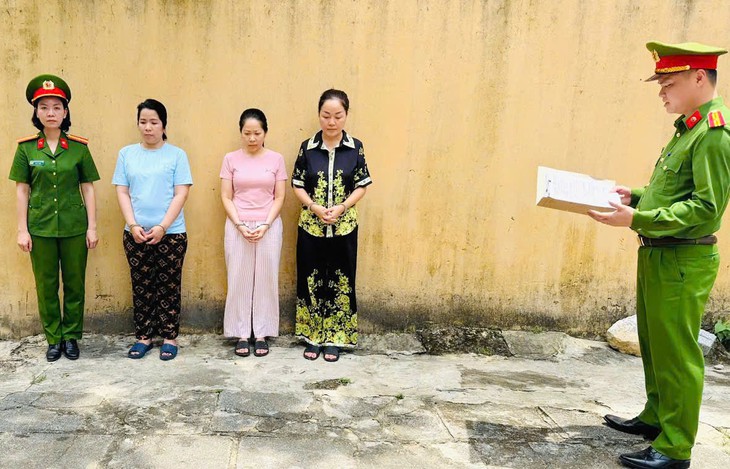 Đường dây buôn lậu 30.000 viên kim cương xuyên quốc gia: Khởi tố loạt chủ tiệm vàng lớn tại TP.HCM - Ảnh 2.
