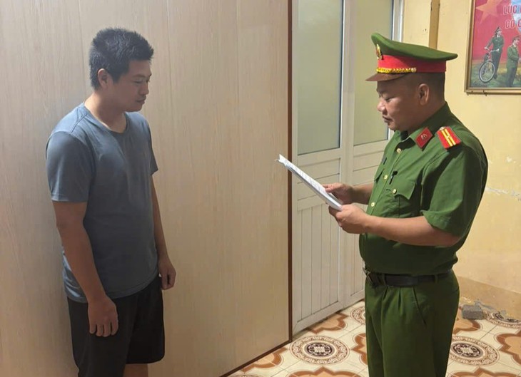 Cởi trần xông vào trụ sở UBND xã, nam thanh niên chửi bới cán bộ, đập phá tài sản - Ảnh 1.