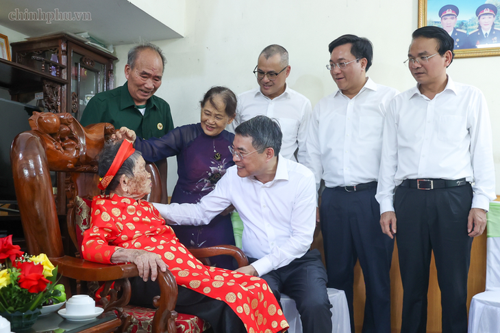 Thủ tướng dâng hương tri ân Anh hùng liệt sĩ, thăm tặng quà người có công tại Lào Cai và Phú Thọ - Ảnh 4.