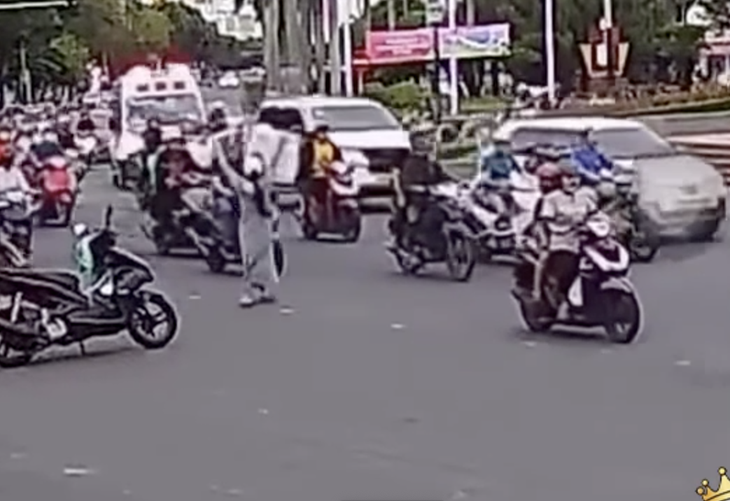 Vẫy xe cấp cứu giữa vòng xoay cứu bé trai ngất lịm, nữ điều dưỡng kể lại giây phút quyết định- Ảnh 1.