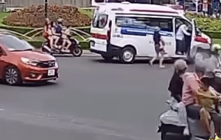 Vẫy xe cấp cứu giữa vòng xoay cứu bé trai ngất lịm, nữ điều dưỡng kể lại giây phút quyết định- Ảnh 2.