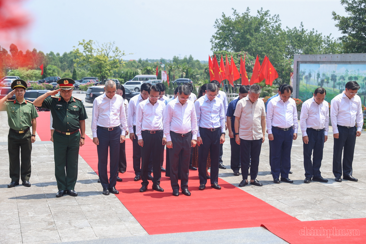 Thủ tướng dâng hương tri ân Anh hùng liệt sĩ, thăm tặng quà người có công tại Lào Cai và Phú Thọ - Ảnh 3.