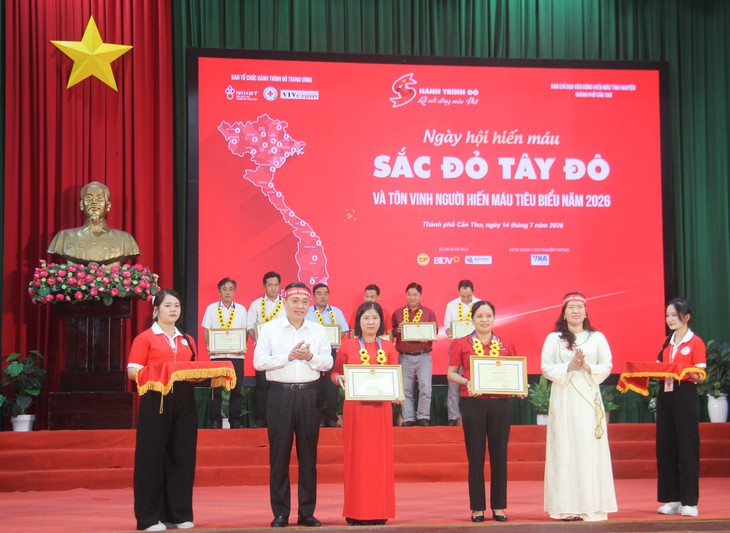 Sắc đỏ Tây Đô 'Kết nối dòng máu Việt'- Ảnh 1.