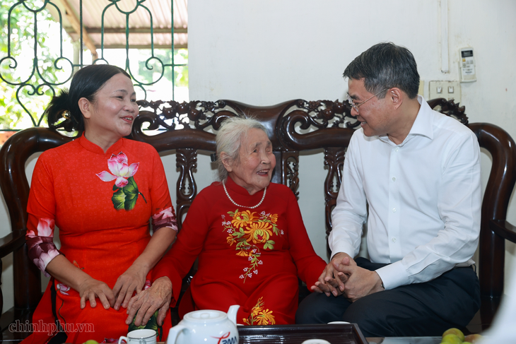 Thủ tướng dâng hương tri ân Anh hùng liệt sĩ, thăm tặng quà người có công tại Lào Cai và Phú Thọ - Ảnh 2.