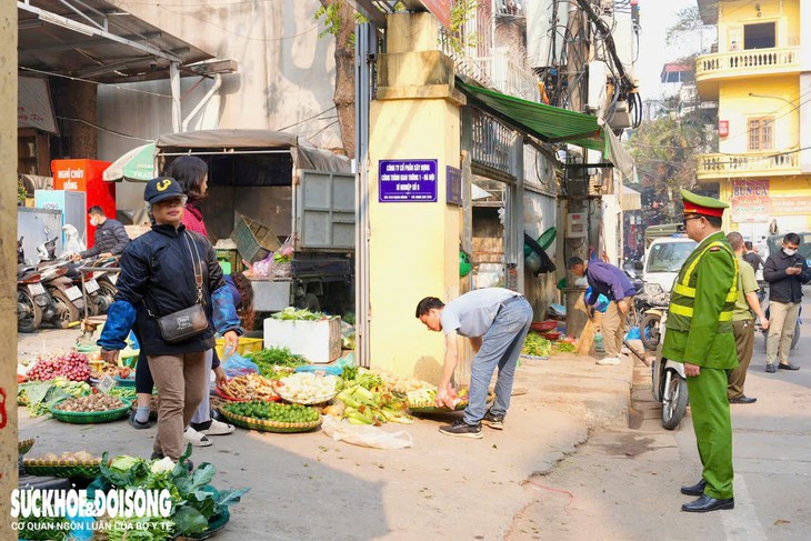 Hà Nội xóa sổ 216 chợ cóc trong hơn 6 tháng- Ảnh 1.