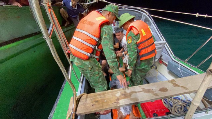 Biên phòng Nghệ An kịp thời cứu thuyền viên bị tai nạn lao động trên biển- Ảnh 1.