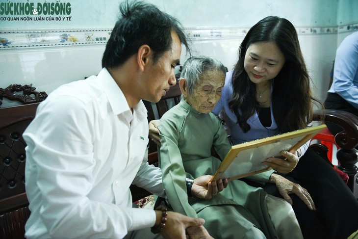 Xúc động mẹ Việt Nam anh hùng 105 tuổi ngày đêm ngóng hài cốt con sau khi lấy mẫu ADN- Ảnh 1.