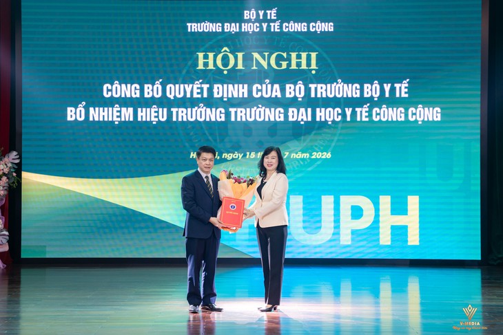 Bộ trưởng Bộ Y tế Đào Hồng Lan trao quyết định bổ nhiệm Hiệu trưởng Trường Đại học Y tế Công cộng- Ảnh 1.