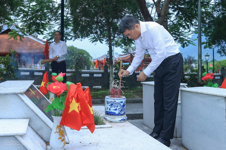 Thủ tướng Lê Minh Hưng dâng hương tri ân các Anh hùng liệt sĩ tại Nghĩa trang quốc gia Vị Xuyên- Ảnh 3.