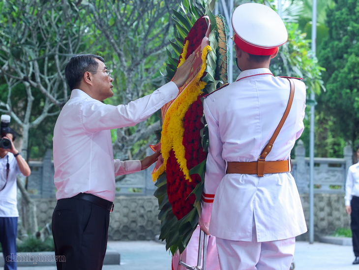 Thủ tướng Lê Minh Hưng dâng hương tri ân các Anh hùng liệt sĩ tại Nghĩa trang quốc gia Vị Xuyên- Ảnh 1.