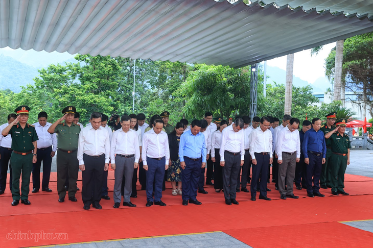 Thủ tướng Lê Minh Hưng dâng hương tri ân các Anh hùng liệt sĩ tại Nghĩa trang quốc gia Vị Xuyên- Ảnh 2.
