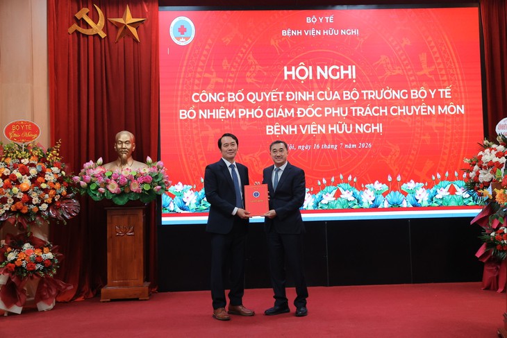 Thứ trưởng Trần Văn Thuấn trao quyết định bổ nhiệm Phó Giám đốc Bệnh viện Hữu Nghị - Ảnh 1.