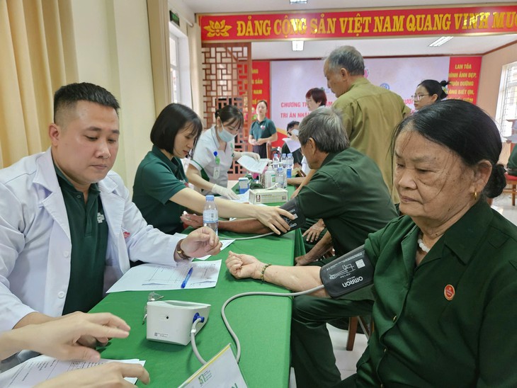 Chung tay chăm sóc sức khỏe người có công với cách mạng - Ảnh 2.
