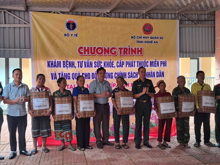 Hơn 400 người dân vùng biên được khám bệnh, cấp thuốc miễn phí- Ảnh 4.