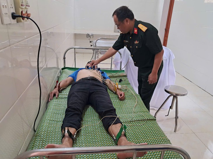 Hơn 400 người dân vùng biên được khám bệnh, cấp thuốc miễn phí- Ảnh 3.