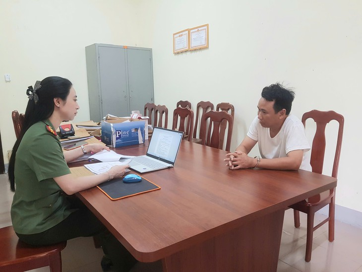Chủ tiệm photocopy làm giả hàng nghìn tài liệu, thu tiền triệu mỗi bộ - Ảnh 1.