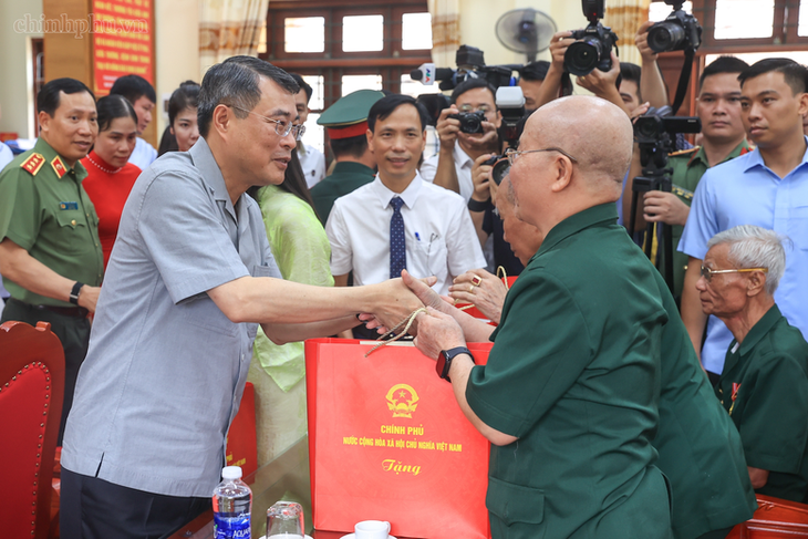 Thủ tướng thăm Trung tâm Điều dưỡng Thương binh, tặng quà bệnh binh, người có công tại Ninh Bình - Ảnh 2.