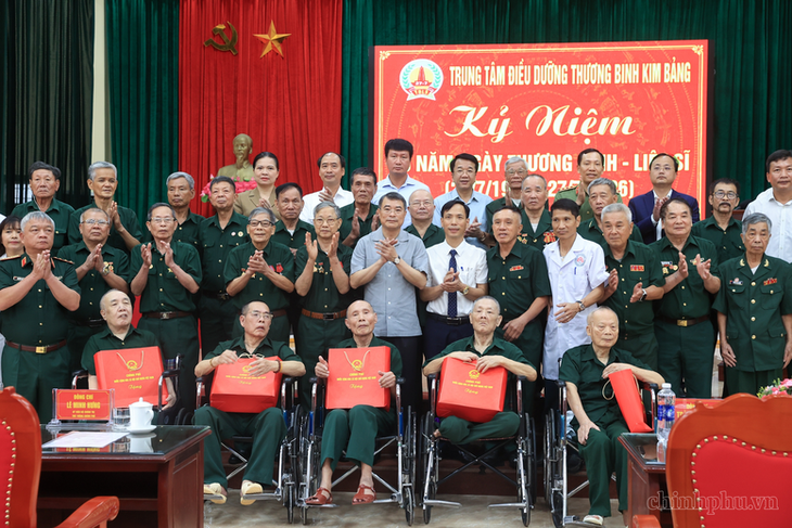 Thủ tướng thăm Trung tâm Điều dưỡng Thương binh, tặng quà bệnh binh, người có công tại Ninh Bình - Ảnh 5.