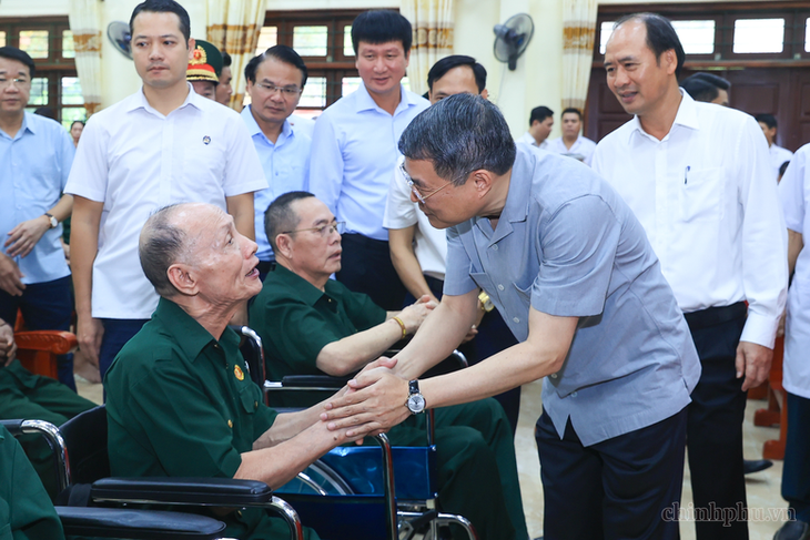 Thủ tướng thăm Trung tâm Điều dưỡng Thương binh, tặng quà bệnh binh, người có công tại Ninh Bình - Ảnh 3.