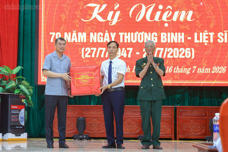Thủ tướng thăm Trung tâm Điều dưỡng Thương binh, tặng quà bệnh binh, người có công tại Ninh Bình - Ảnh 4.