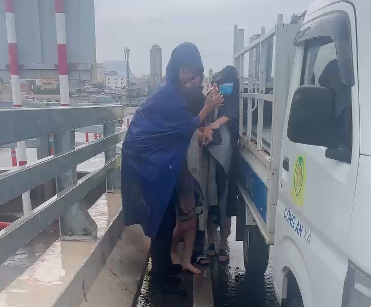 Giải cứu nữ sinh 18 tuổi ở Hải Phòng có ý định nhảy cầu Hoàng Văn Thụ- Ảnh 1.