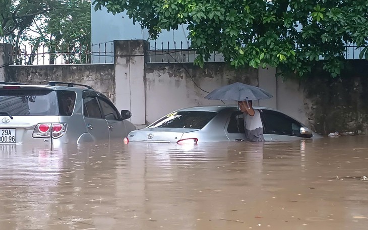Miền Bắc mưa dông liên tiếp, miền Trung bước vào đợt nắng nóng dài ngày- Ảnh 2.