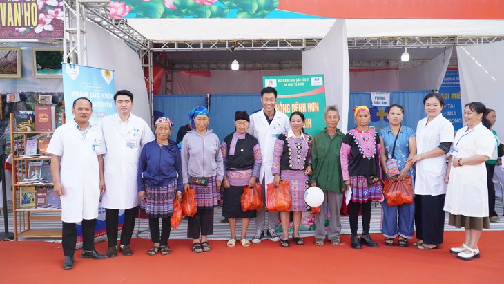 Bệnh viện Đa khoa Hà Thành tổ chức khám sức khỏe và phát thuốc miễn phí cho nhân dân xã Vân Hồ nhân dịp Ngày hội toàn dân bảo vệ an ninh Tổ quốc năm 2026- Ảnh 1.