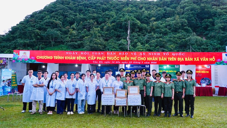 Bệnh viện Đa khoa Hà Thành tổ chức khám sức khỏe và phát thuốc miễn phí cho nhân dân xã Vân Hồ nhân dịp Ngày hội toàn dân bảo vệ an ninh Tổ quốc năm 2026- Ảnh 3.