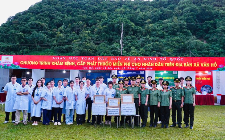 Hàng trăm dân bản vùng biên được trao quà, khám, phát thuốc miễn phí - Ảnh 5.
