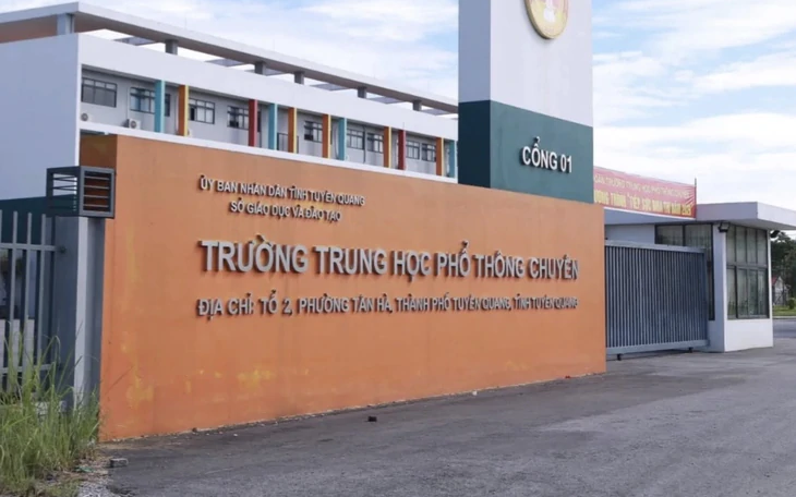 Video: Lao vào rào chắn công trình trên cao tốc, tài xế xe tải tử vong - Ảnh 2.