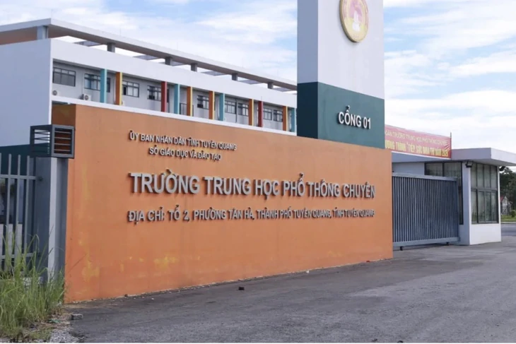 Vụ gian lận thi tốt nghiệp THPT tại Tuyên Quang: Một giáo viên môn Ngữ văn ra đầu thú- Ảnh 1.
