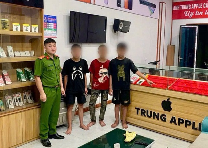 Ba thiếu niên quen nhau qua mạng, rủ nhau trộm 16 điện thoại và hơn 40 triệu đồng - Ảnh 1.